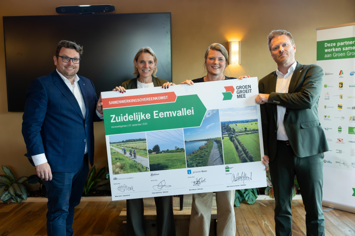 Mark Eijbaard, Mirjam Sterk, Aukje Treep en Rutger Dijksterhuis tonen het ondertekeningsbord met hun handtekeningen
