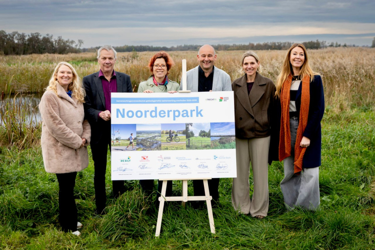 Op het Bert Bospad in Westbroek presenteren Karin van Vliet (gemeente Stichtse Vecht), Bert de Groot (HDSR), Linda Voortman (gemeente Utrecht), Arjan van Rijn (Waterschap Amstel, Gooi en Vecht), Mirjam Sterk (provincie Utrecht) en Anne Marie ’t Hart (gemeente De Bilt) de ondertekende samenwerkingsovereenkomst