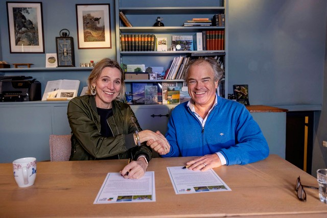 Mirjam Sterk en Maarten van Dam schudden elkaar de hand na de Pactondertekening