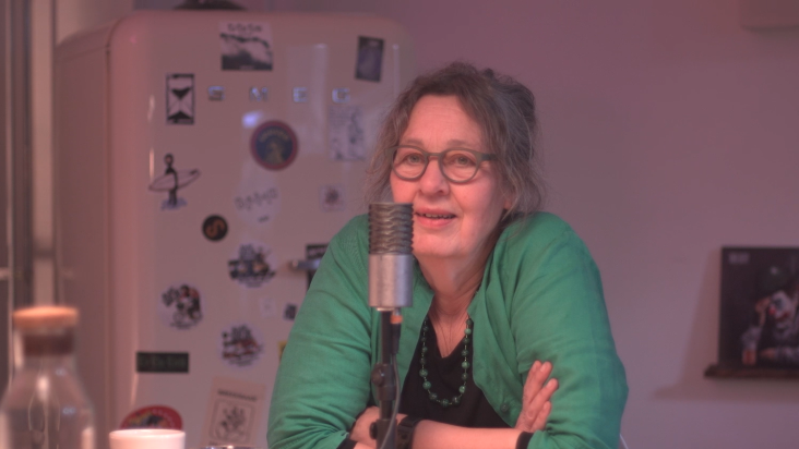 Jannemarie de Jonge achter de microfoon bij de opname van Groen Groeit Mee, de podcast.