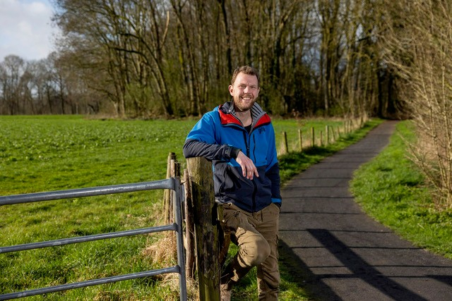 Floris van Proosdij naast een hek in Natuurgebied Zuilen