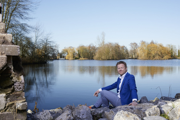 Rutger Dijksterhuis zit aan de rand van het water