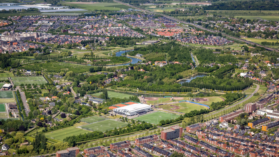 Luchtfoto van het Máxima omringd door de bebouwing van Leidsche Rijn