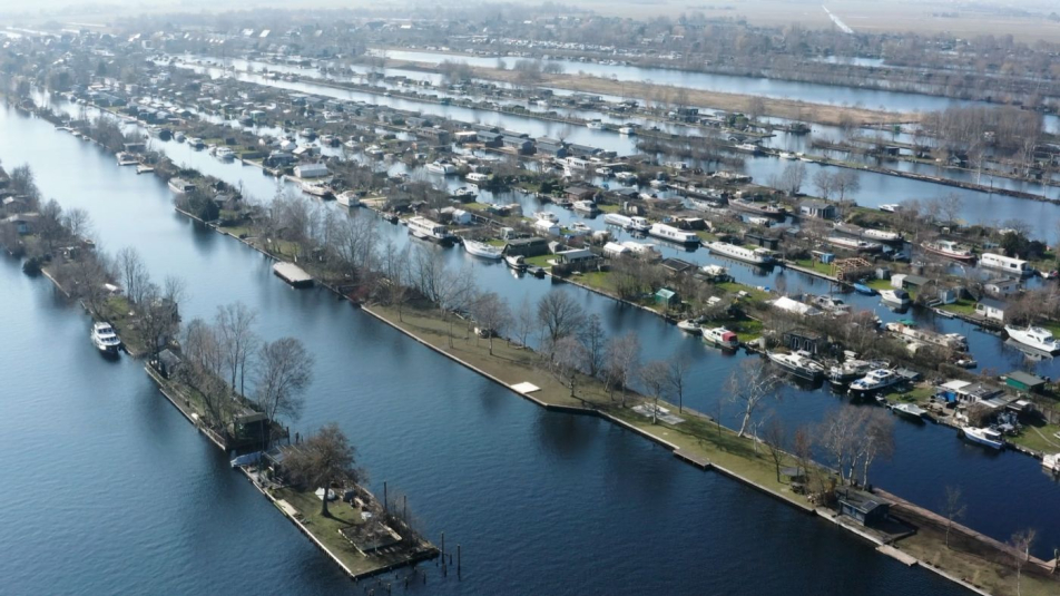 Luchtfoto eilanden Vinkeveense Plassen