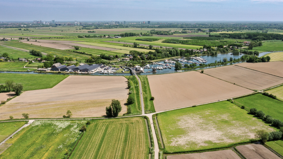 Luchtfoto van de haven van Marnemoende met in de verte de skyline van Utrecht