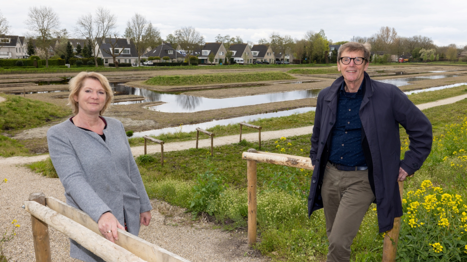 Astrid Swart en Johan Huibers poseren bij Turfweide Veenendaal