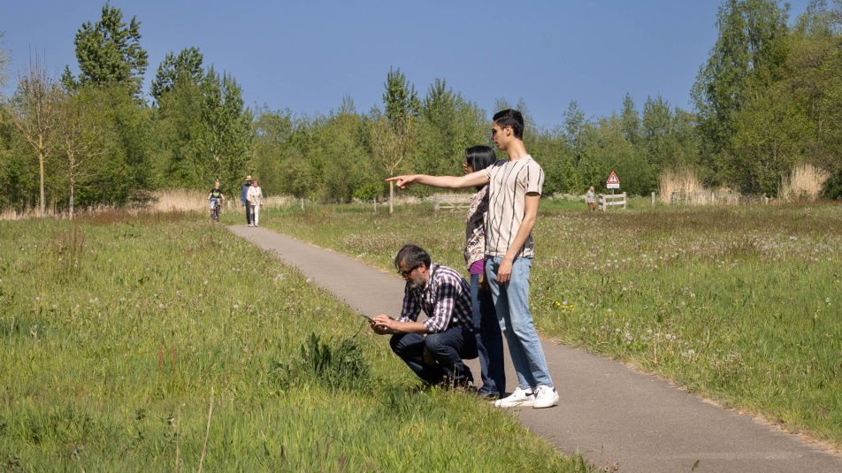 Fietsers en wandelaars in recreatiegebied De Schammer