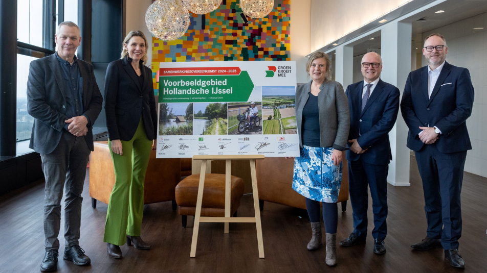 Vijf bestuurders poseren bij een bord met handtekening voor de samenwerkingsovereenkomst