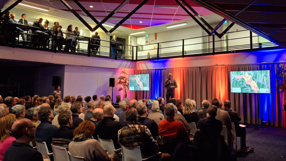 Een volle zaal met belangstellende aanwezigen