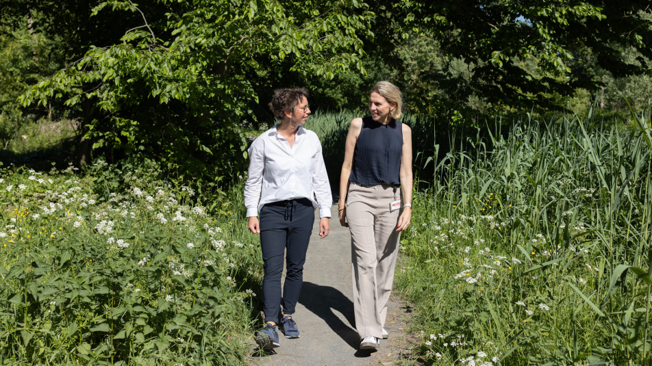 Ankie van Dijk en Mirjam Sterk wandelen al pratend over het Waterliniepad