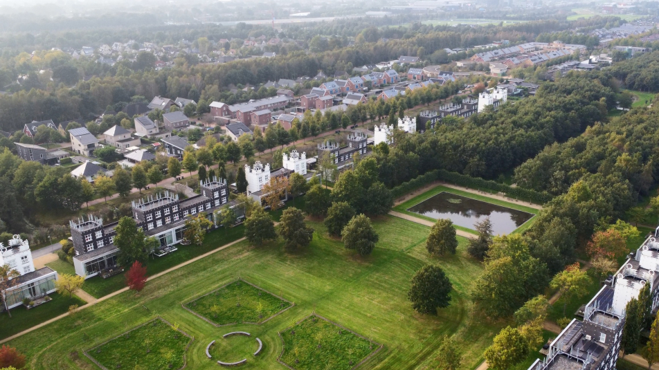 Luchtfoto van de woonwijk Skoatterwâld met op de voorgrond een parkbos