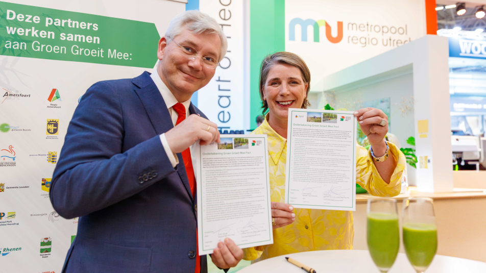 André van Schie en Esther Agricola tonen het ondertekende Groen Groeit Mee Pact van BPD.