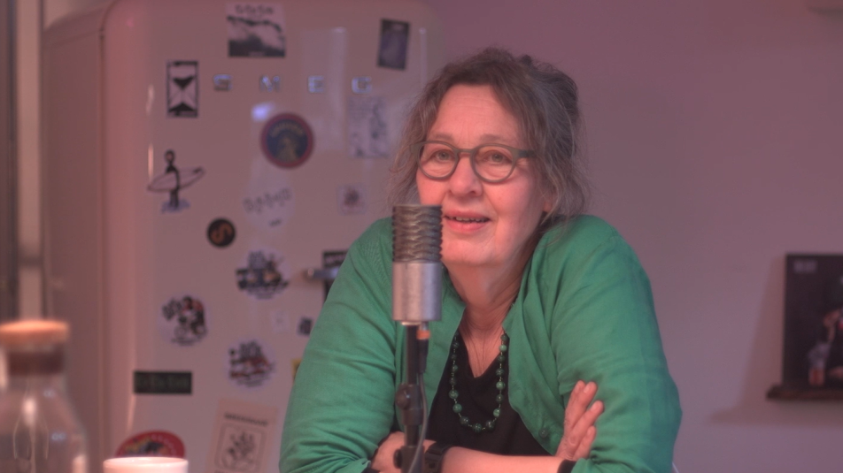 Jannemarie zit achter de microfoon.
