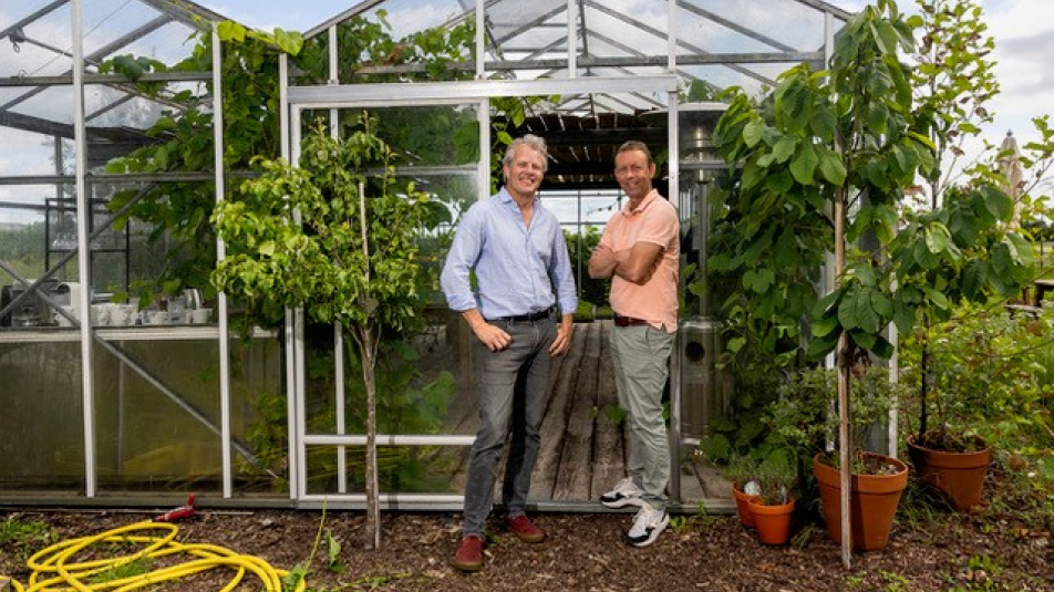 Jeroen Plesman en Carel Walhof poseren voor een kas