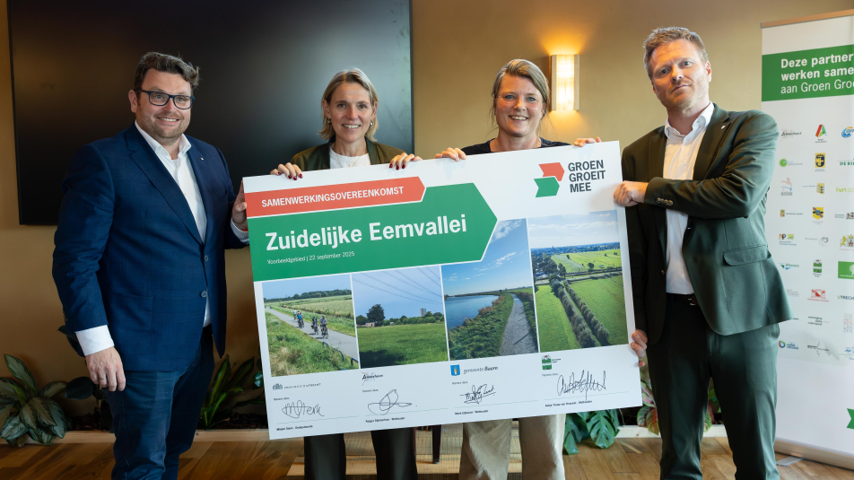 Mirjam Sterk, Rutger Dijksterhuis, Mark Eijbaard en Aukje Treep tonen het ondertekeningsbord met hun handtekeningen
