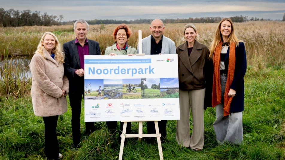 Op het Bert Bospad in Westbroek presenteren Karin van Vliet (gemeente Stichtse Vecht), Bert de Groot (HDSR), Linda Voortman (gemeente Utrecht), Arjan van Rijn (Waterschap Amstel, Gooi en Vecht), Mirjam Sterk (provincie Utrecht) en Anne Marie ’t Hart (gemeente De Bilt) de ondertekende samenwerkingsovereenkomst