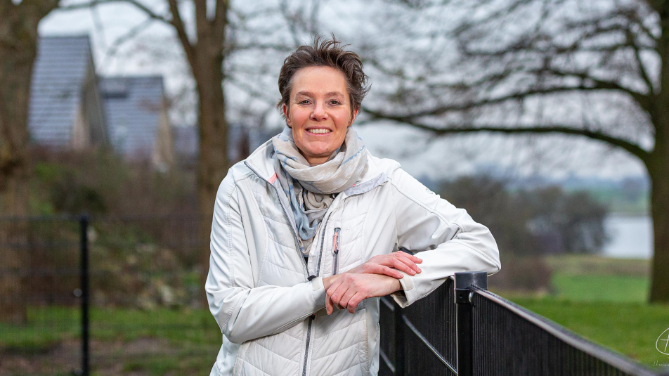 Hanneke Kruize poseert bij een hek