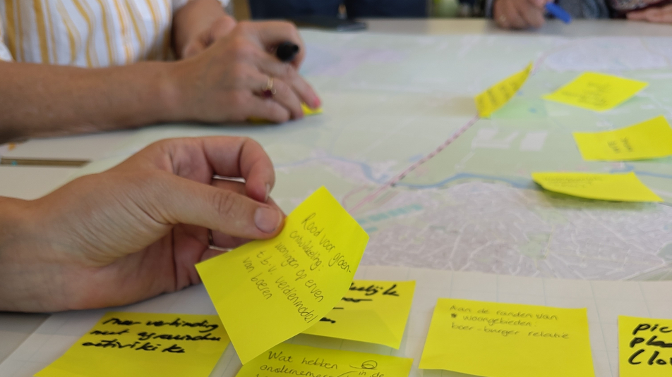 Geplakte post its met opmerkingen