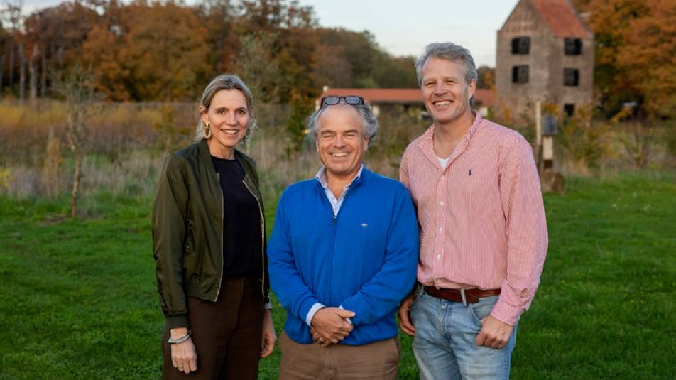 Mirjam Sterk, Maarten van Dam en Jeroen Pleshoven op het terrein van boerderij Schevichoven