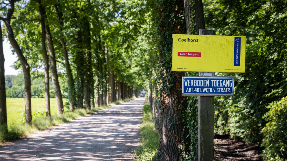 Ingang van landgoed Coelhorst met bord 'Verboden toegang'