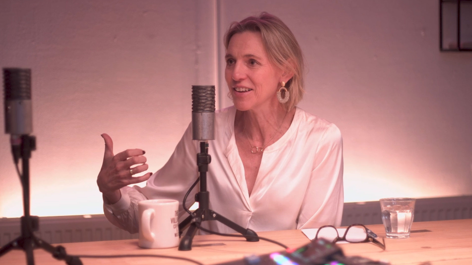 Mirjam Sterk zit achter de microon voor Groen Groeit Mee, de podcast